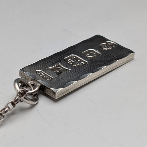 1977 British sterling silver jubilee ingot pendant and sterling silver chain, total weight 21g, Excalibur Jewellery①